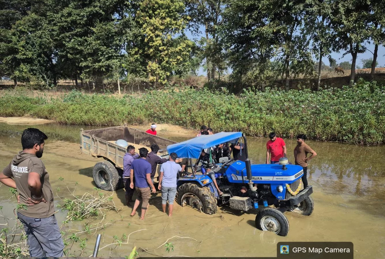 अवैध रेत उत्खनन करते 2 ट्रैक्टर-ट्रॉली जब्त