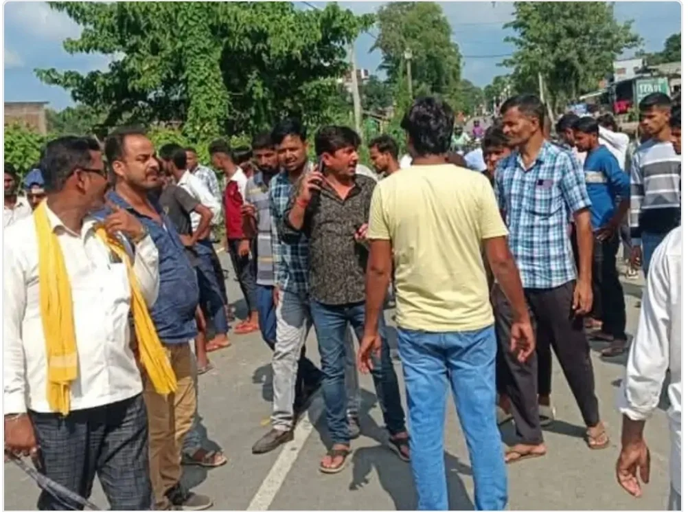 स्कूली बच्चों को बस रोक कर उतार रही थी पीछे से बाइक ने मारा टक्कर