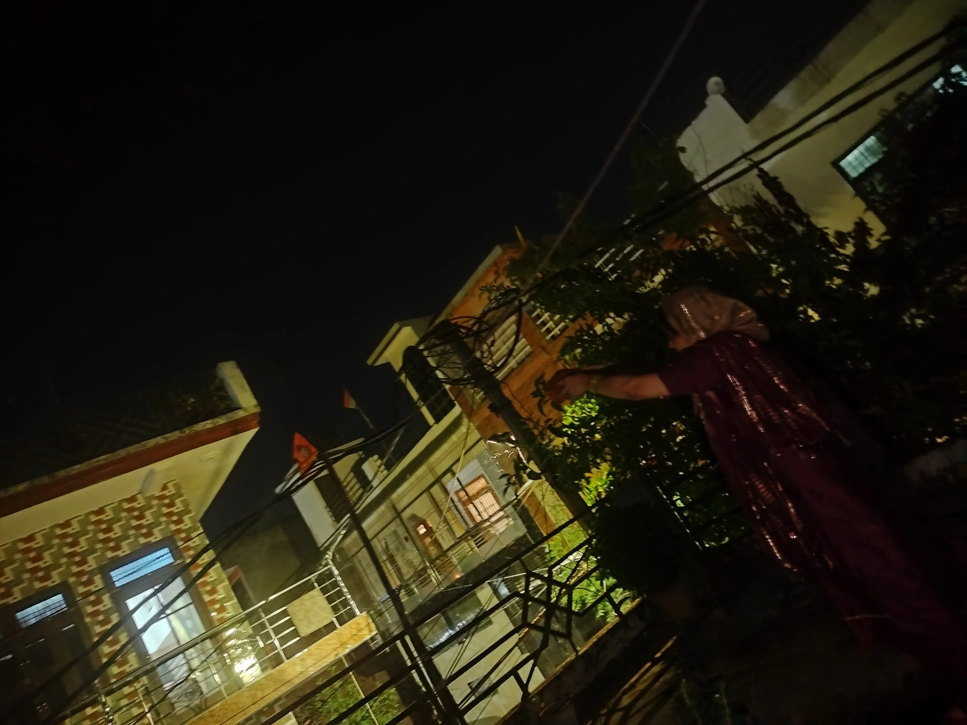 गाज़ियाबाद में सोमवार को अहोई अष्टमी के पावन अवसर पर महिलाओं ने तारों को जल अर्पित कर मां अहोई से अपने बच्चों की खुशहाली और सुरक्षा की प्रार्थना की।