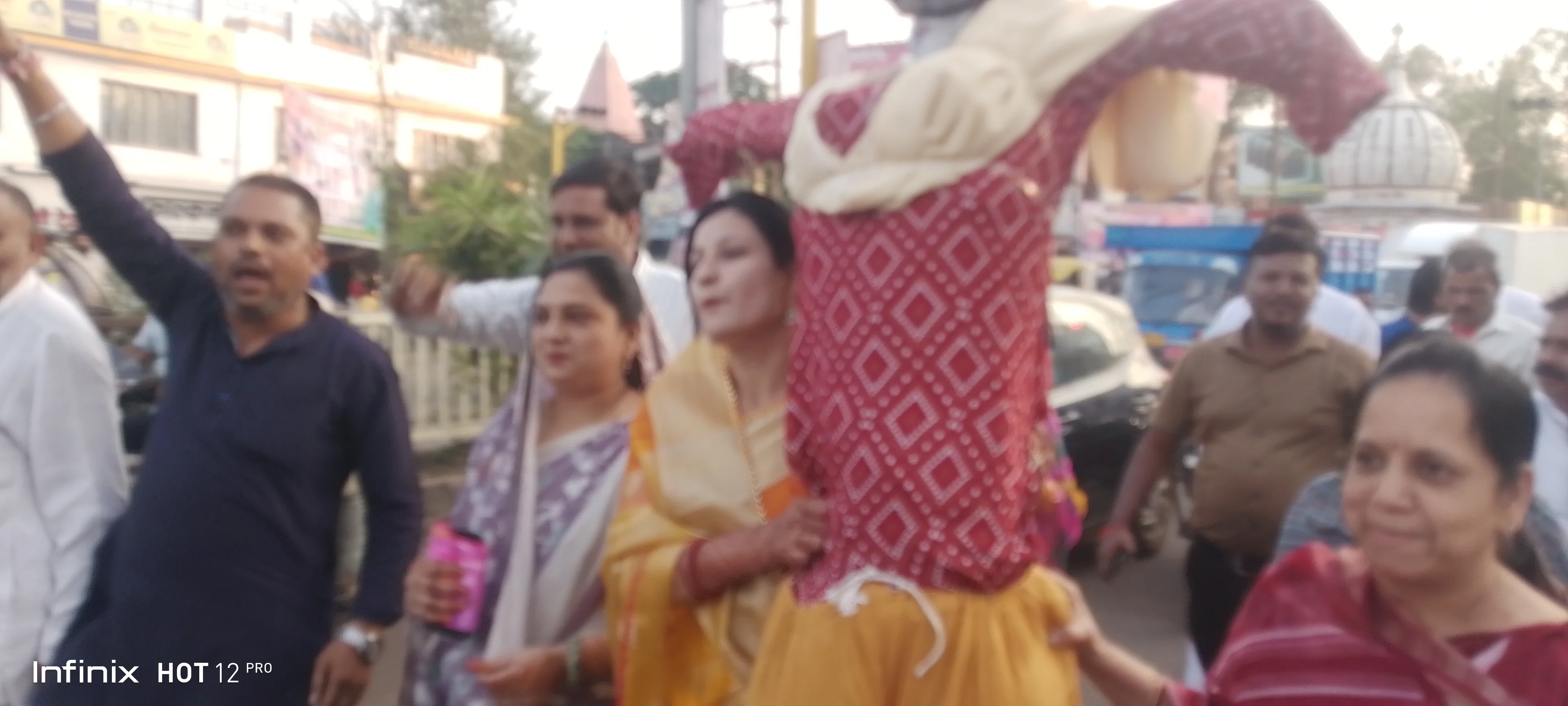 वार्ड पार्षद के पारिवारिक मुद्दे पर नगर पालिका अध्यक्ष की टिप्पणी से भड़के पार्षद व नागरिक, माधव चौक पर हुआ पुतला दहन