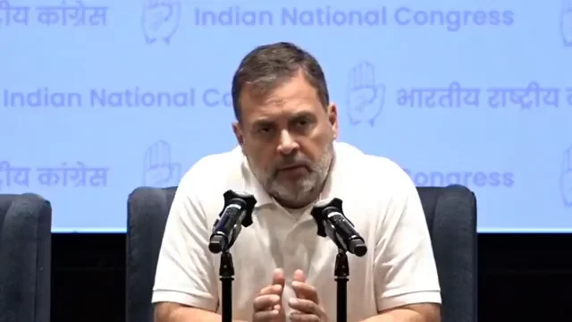 गरीबों का रोजगार छीना जा रहा है, ग्रामीण अर्थव्यवस्था पर संकट गहराया।