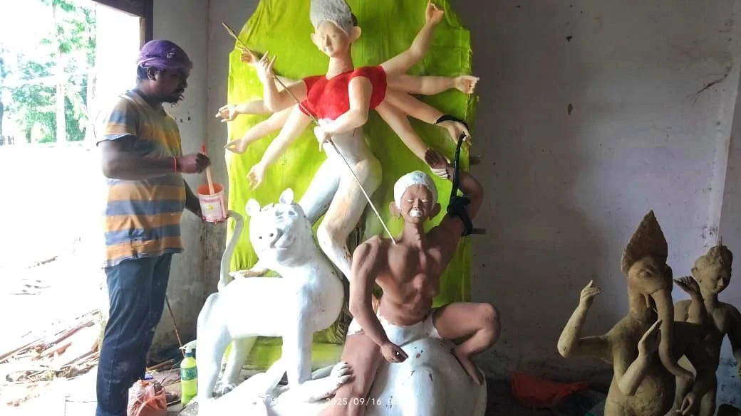 गांवों में मंच, मूर्ति और पंडाल सजावट में जुटे कार्यकर्ता