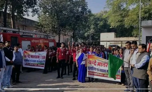 तहसीलदार एवं अधिशासी अधिकारी ने हरी झंडी दिखाकर किया रैली को रवाना