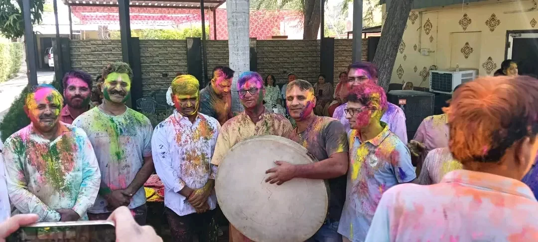 कलेक्टर आवास पर अधिकारियों ने खेली होली