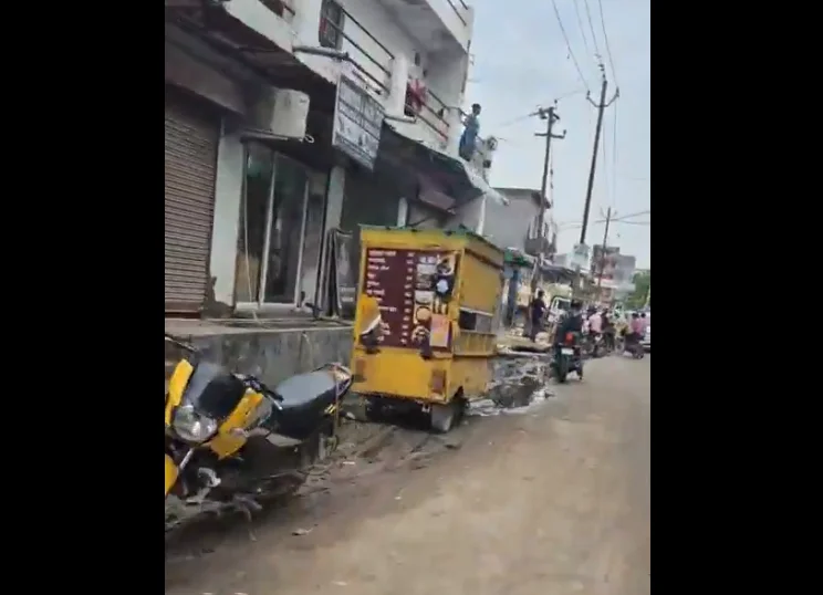 रास्ते पर अतिक्रमण से जाम, ग्रामीण परेशान