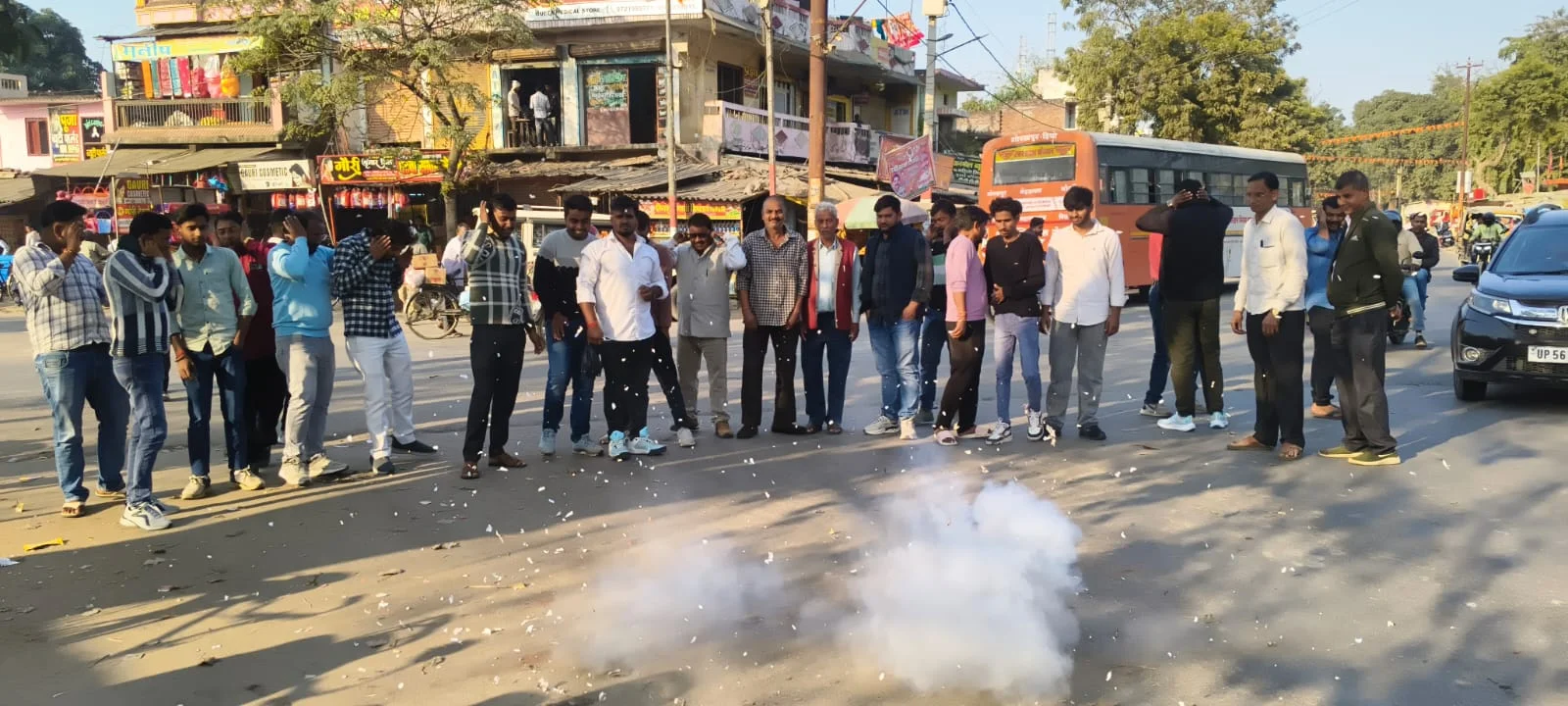 घोषणा के बाद मिठौरा क्षेत्र में कार्यकर्ताओं ने पटाखे फोड़े, मिठाई बांटकर जताई खुशी