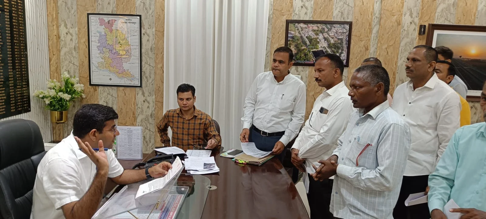 गोरखपुर में जनसुनवाई में डीएम ने अधिकारियों को फरियादियों की समस्याओं का स्थायी समाधान सुनिश्चित करने का निर्देश दिया