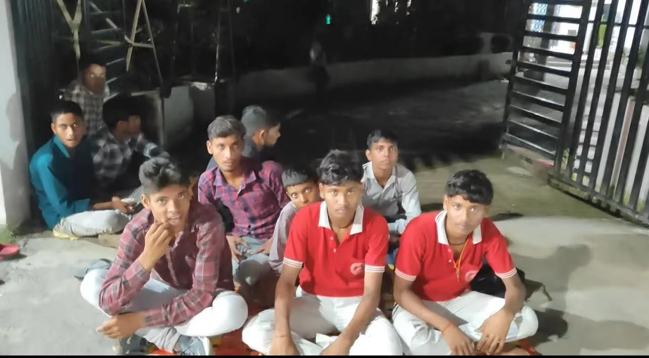 इंस्पेक्टर के आश्वासन पर खत्म हुआ धरना