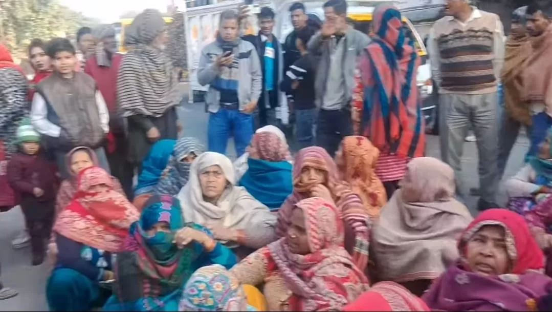परिजनों ने सड़क जाम कर किया प्रदर्शन