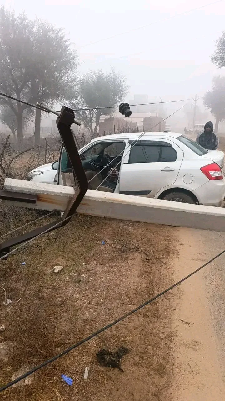 रातभर अंधेरे में रहे मोहल्लेवासी, दुर्घटना के बाद चालक मौके से फरार