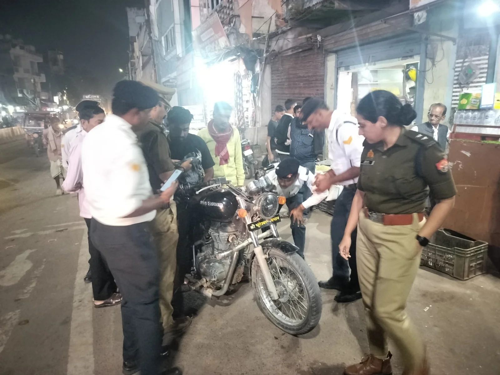 पुलिसकर्मी मोबाइल फोन के जरिए आने-जाने वाले वाहनों के फोटो लेकर चालान करते देखे गए