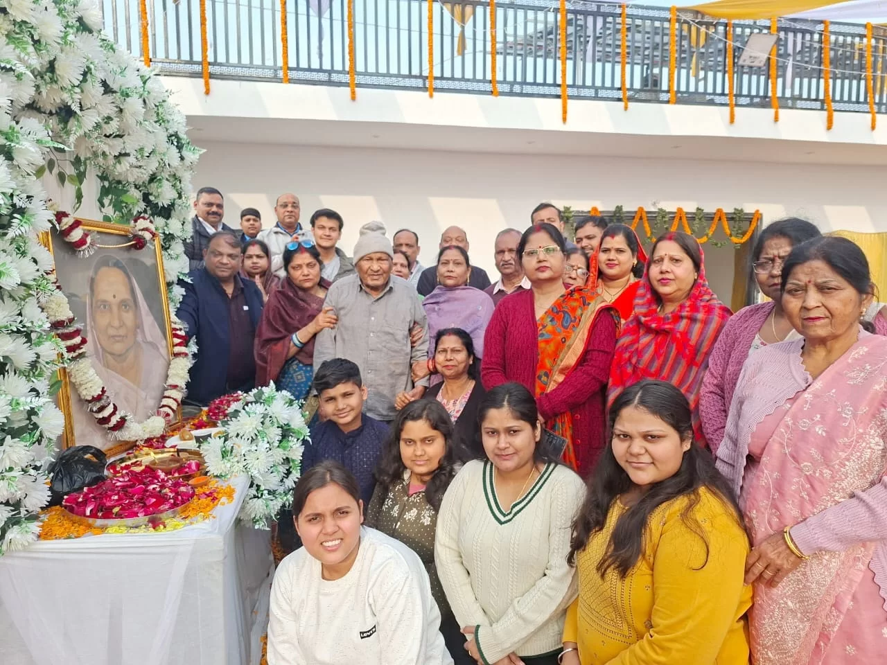 27वीं पुण्यतिथि पर श्रद्धांजलि, भंडारा व असहायों को भोजन एवं उपयोगी सामग्री का वितरण
