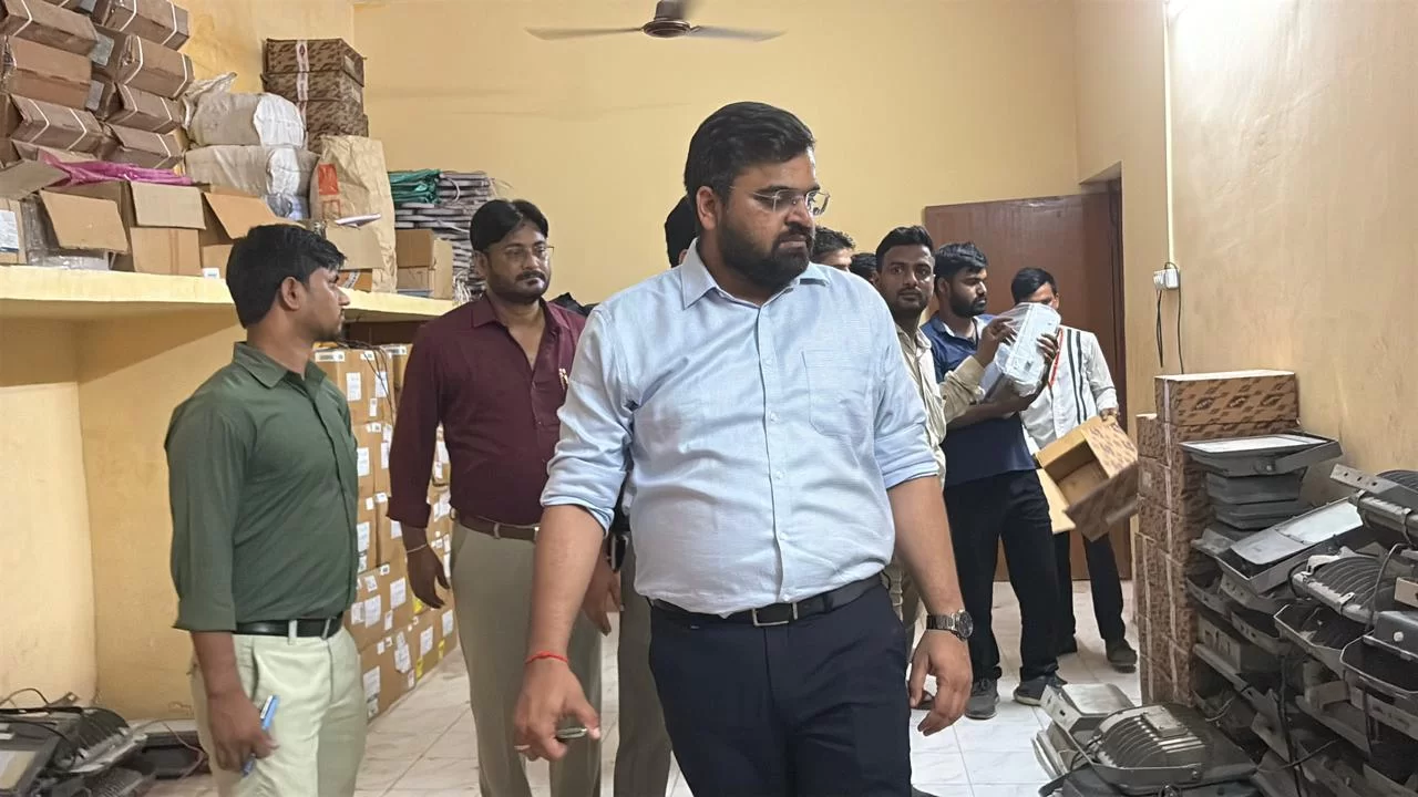 नगर आयुक्त अजय जैन ने पथ प्रकाश व्यवस्था का किया निरीक्षण, खराब उपकरणों की मरम्मत के दिए निर्देश