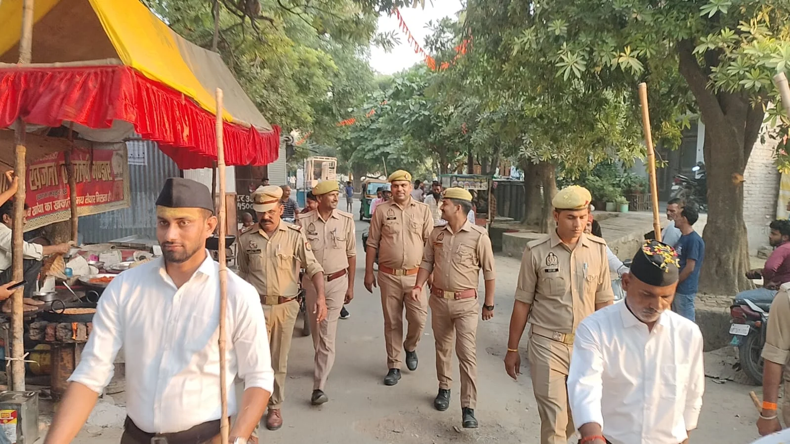 संघ शताब्दी वर्ष, अटसू, आरएसएस पथ संचलन, औरैया, स्वयंसेवक, पुष्प वर्षा