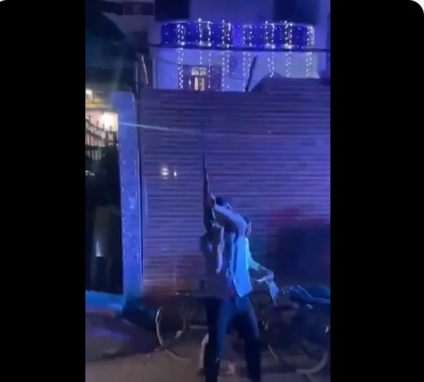 कार्यक्रम में असलहा लहराकर की ताबड़तोड़ फायरिंग, वीडियो वायरल