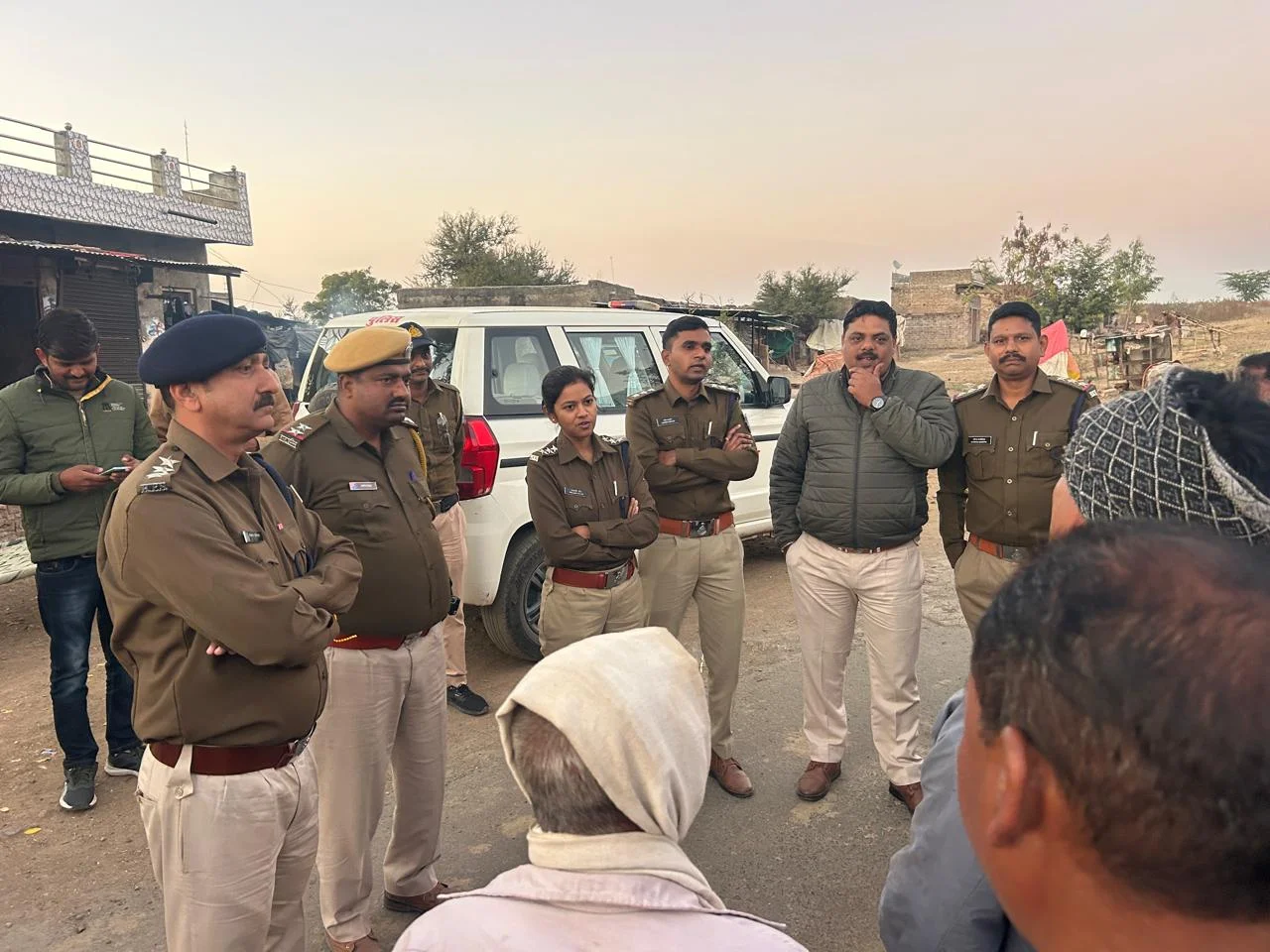 चोरी से दूर रहने ओर वांछित अपराधीयो को पेश करने की अपील