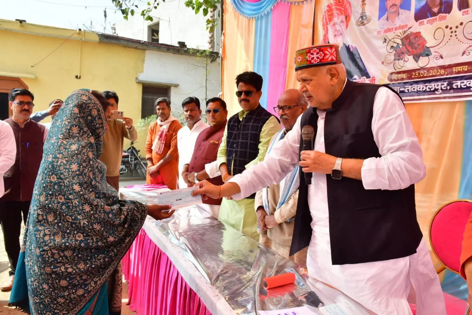 पथरदेवा में चार मृतक परिवार. को कृषि मंत्री सूर्य प्रताप शाही ने  दिये दो दो लाख का दिया चेक
