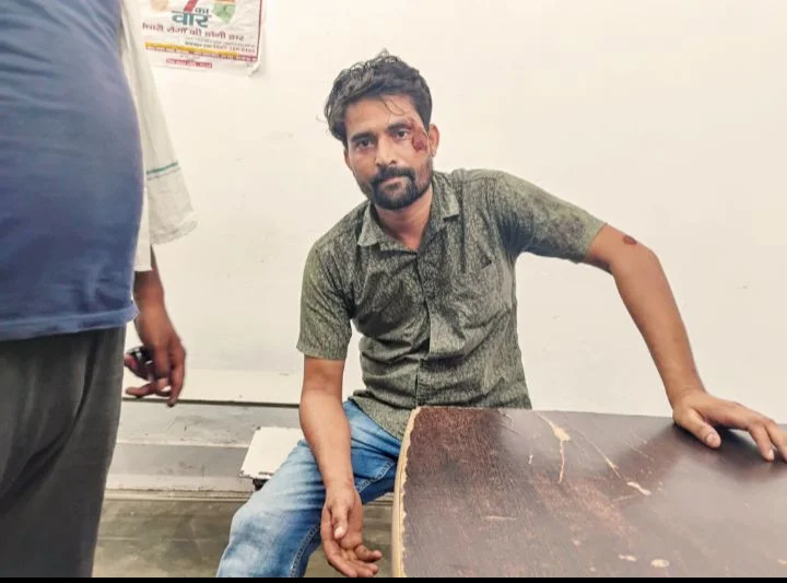 रामनगर मार्ग पर मवेशी के कारण हुआ हादसा, स्थानीय लोगों ने तुरंत अस्पताल पहुँचाया, ग्रामीणों ने प्रशासन से समाधान की माँग की