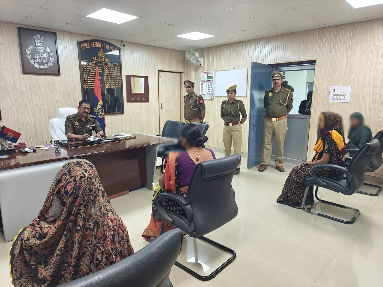 पुलिस अधीक्षक कौशाम्बी राजेश कुमार ने पुलिस कार्यालय में की जनसुनवाई