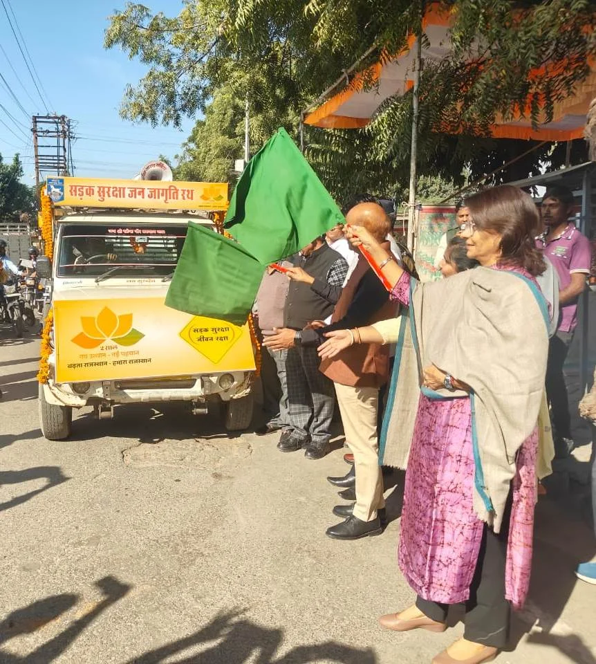जिला कलक्टर ने सड़क सुरक्षा जागरूकता रैली को हरी झंडी दिखाकर किया रवाना