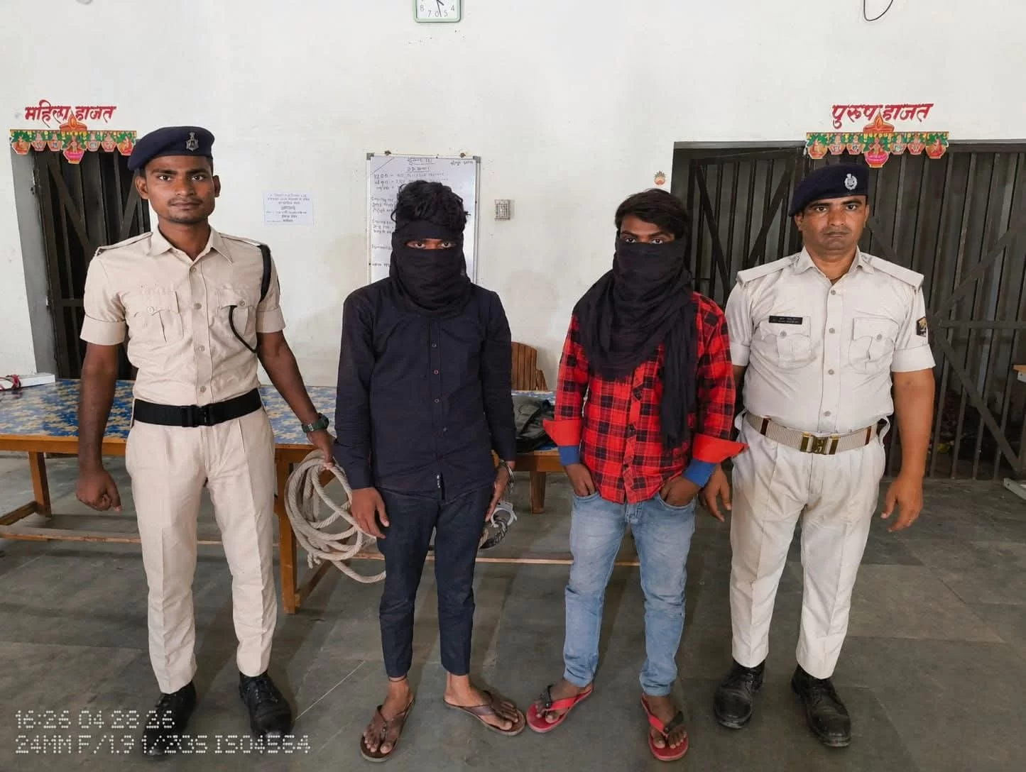 गुप्त सूचना पर छापेमारी, दो मोबाइल भी बरामद