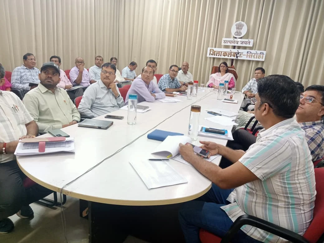 जिला कलेक्टर की अध्यक्षता में साप्ताहिक समीक्षा बैठक का हुआ आयोजन