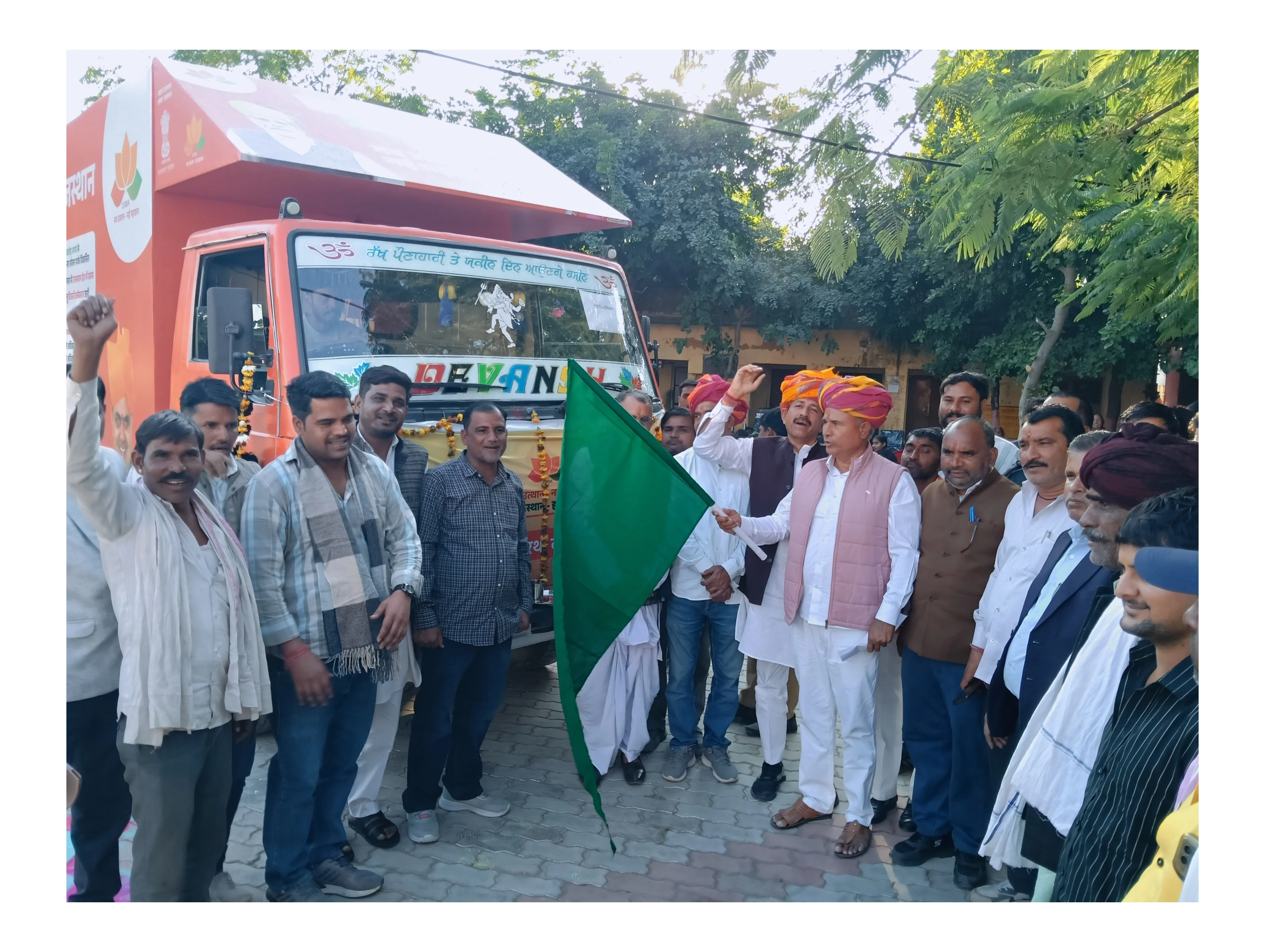 विधायक राजेंद्र गुर्जर ने हरी झंडी दिखाकर उनियारा ब्लॉक में रथ को किया रवाना
