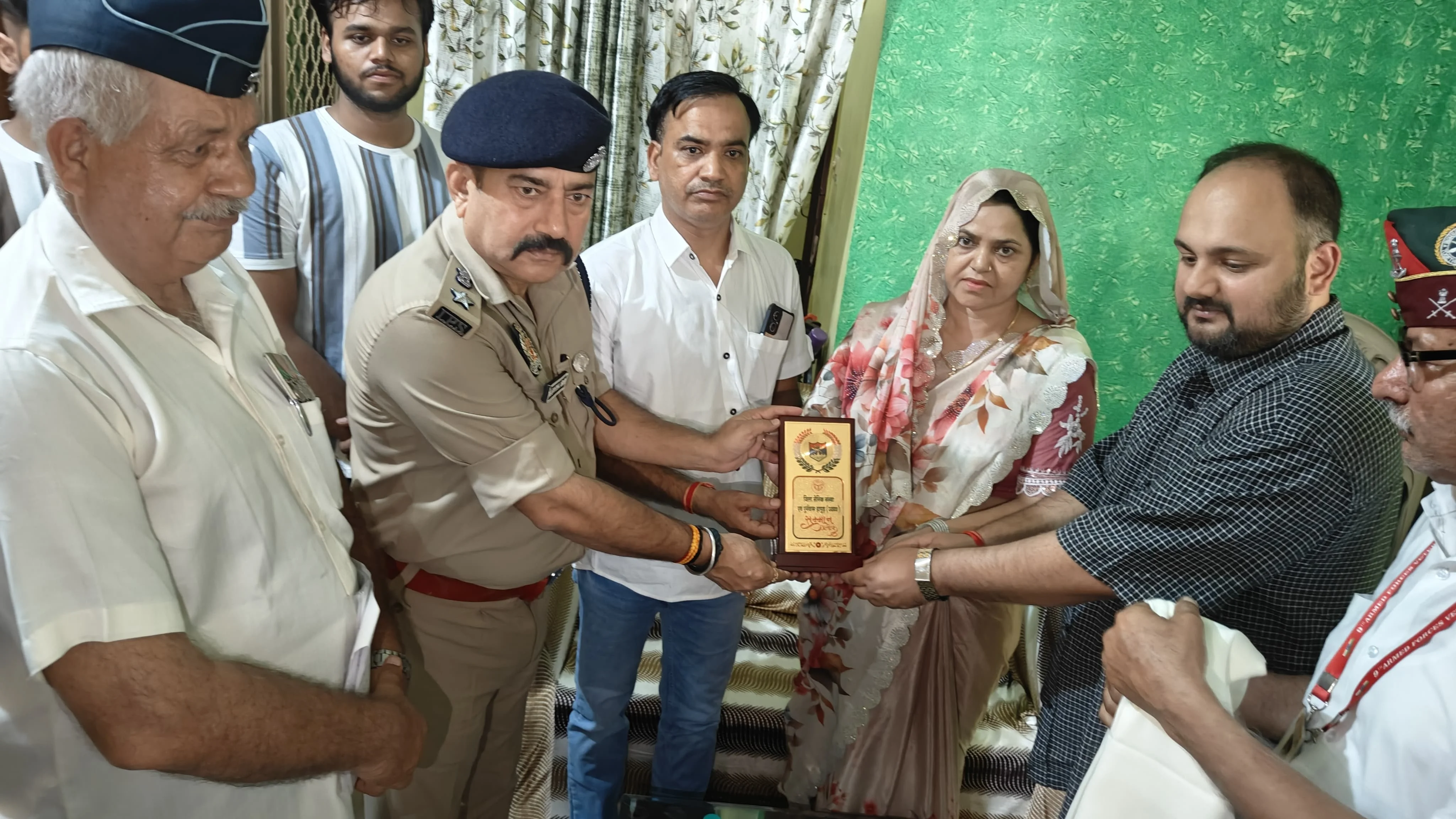 जिलाधिकारी ने कारगिल शहीद की पत्नी को किया उनके घर समानित