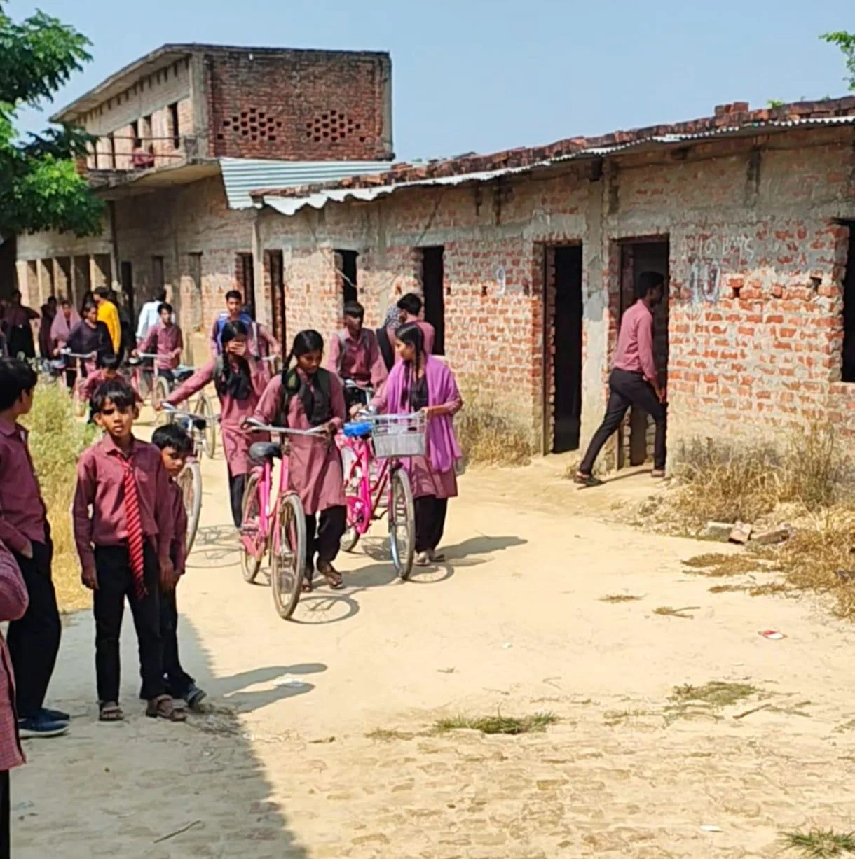 उरुवा क्षेत्र में कक्षा एक से इंटर तक चल रहे विद्यालय का निरीक्षण कर बिना मान्यता पाए स्कूल को तुरंत बंद किया गया