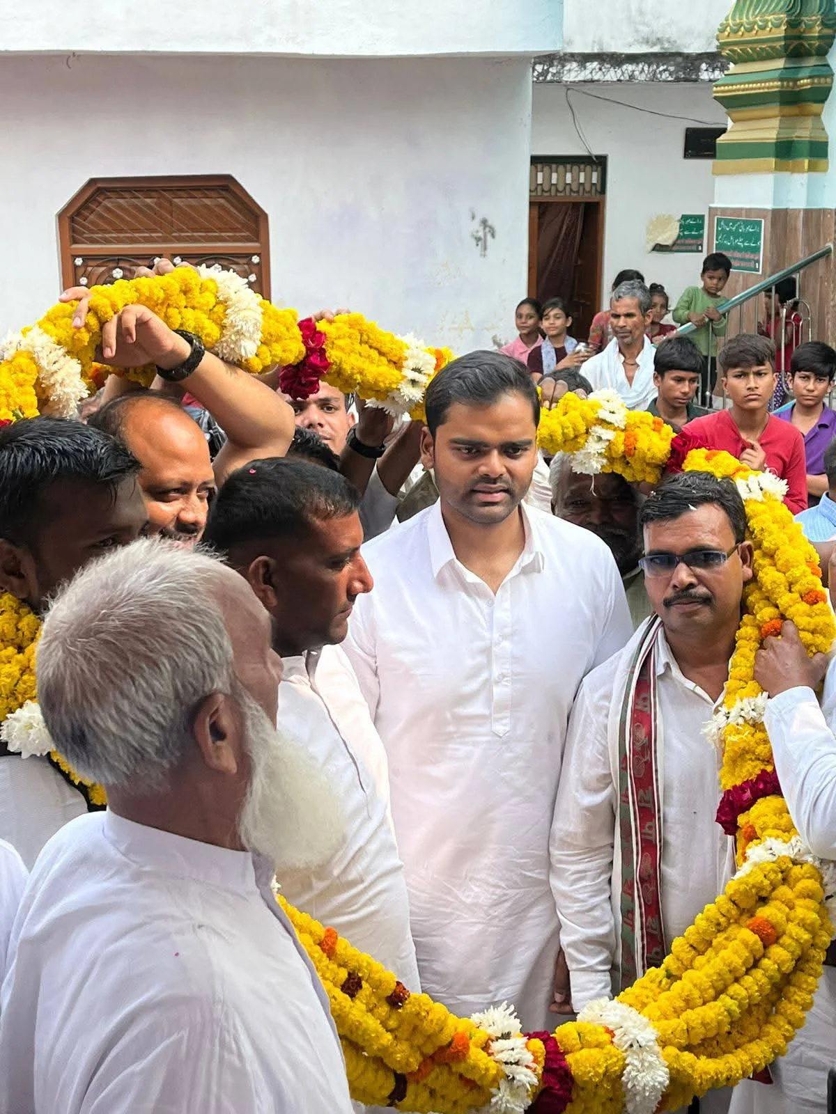 कुंडा में भव्य स्वागत: युवा सपा सांसद पुष्पेंद्र सरोज का जनसंपर्क दौरा, संगठन मजबूत करने का संकेत