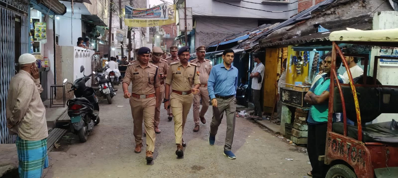 संवेदनशील क्षेत्रों का निरीक्षण, अधिकारियों ने शांति और सौहार्द बनाए रखने की अपील की