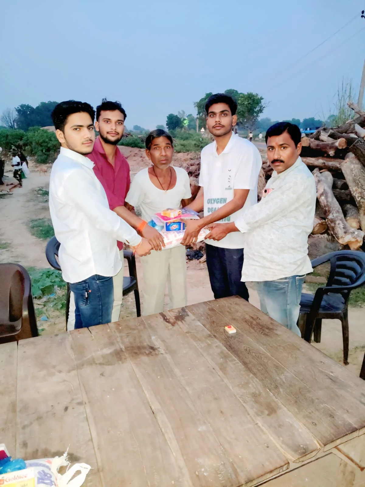 दीपावली उत्सव, प्रवासी मजदूर, ऑक्सीजन डीलर फाउंडेशन, जय ईट उद्योग, रामपुर वैश्य, कुलजीत त्रिपाठी, नवीन पाल, वैभव दीक्षित
