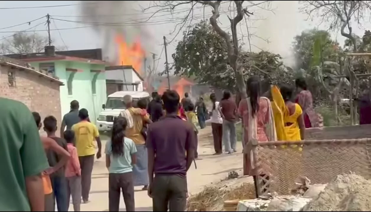 अन्य सामान जलकर राख हो गया।