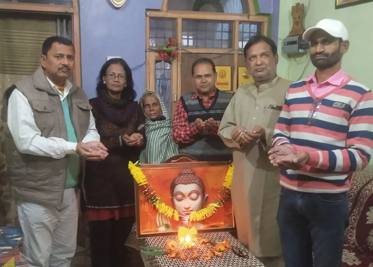 महात्मा बुद्ध के बताएं रास्ते पर चलने का लिया संकल्प
