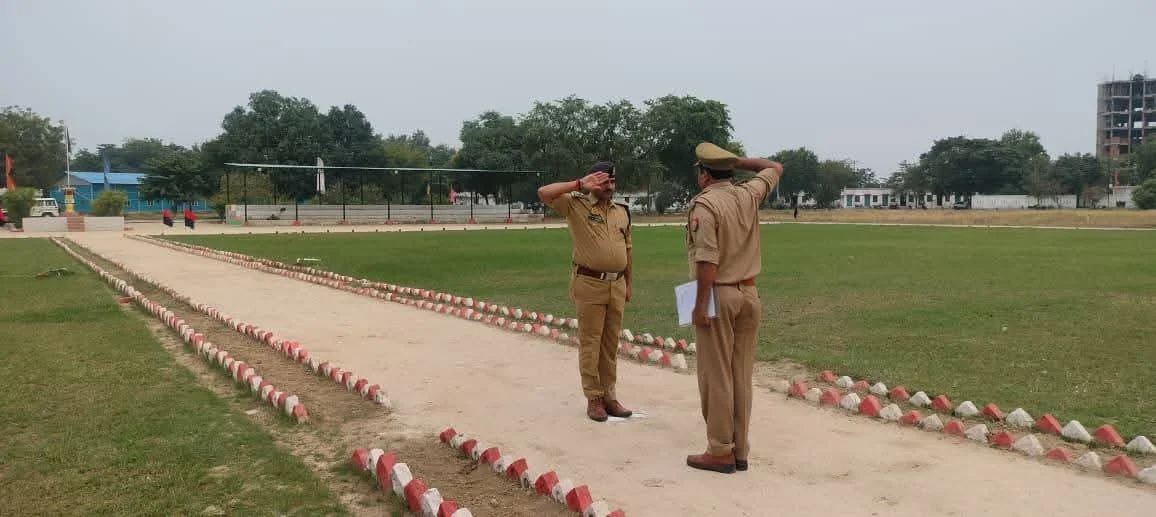 कौशांबी में पुलिस परेड का आयोजन, अनुशासन और फिटनेस पर दिया गया विशेष जोर