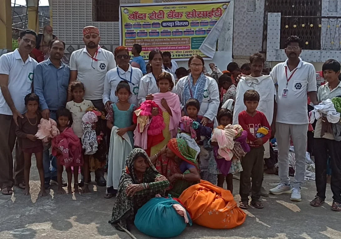 ग्राम गँछा में जरूरतमंद ग्रामीणों को कपड़े, किताबें,जूते-चप्पल,पर्स,घड़ियां और खिलौने वितरित किए गए