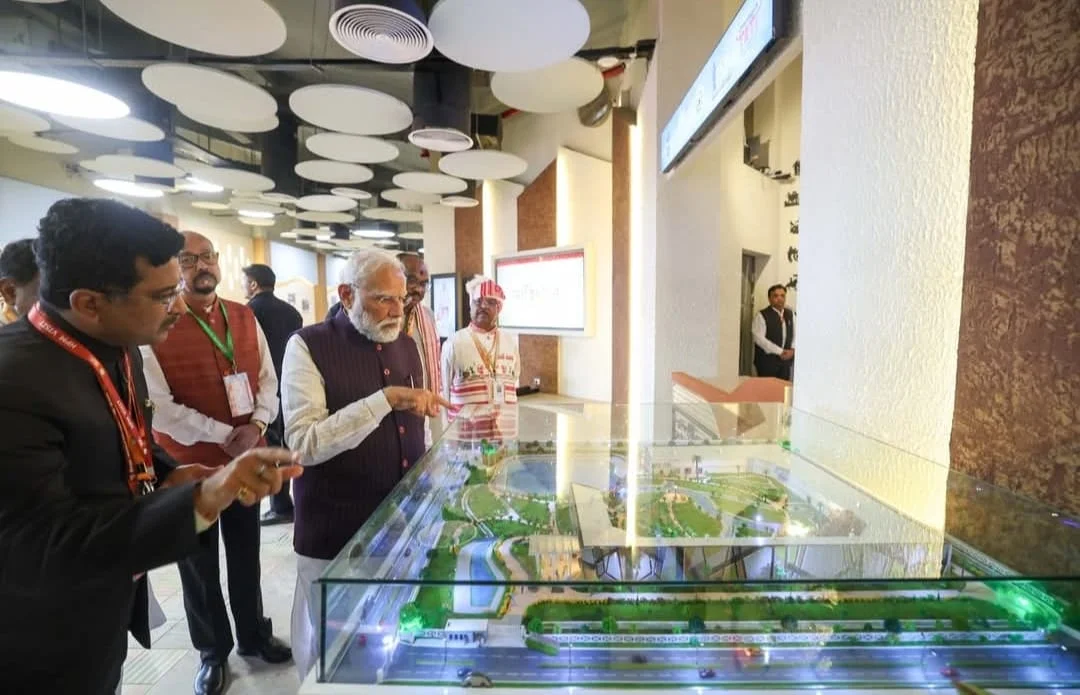PM मोदी को दी गई ऐतिहासिक जानकारियाँ