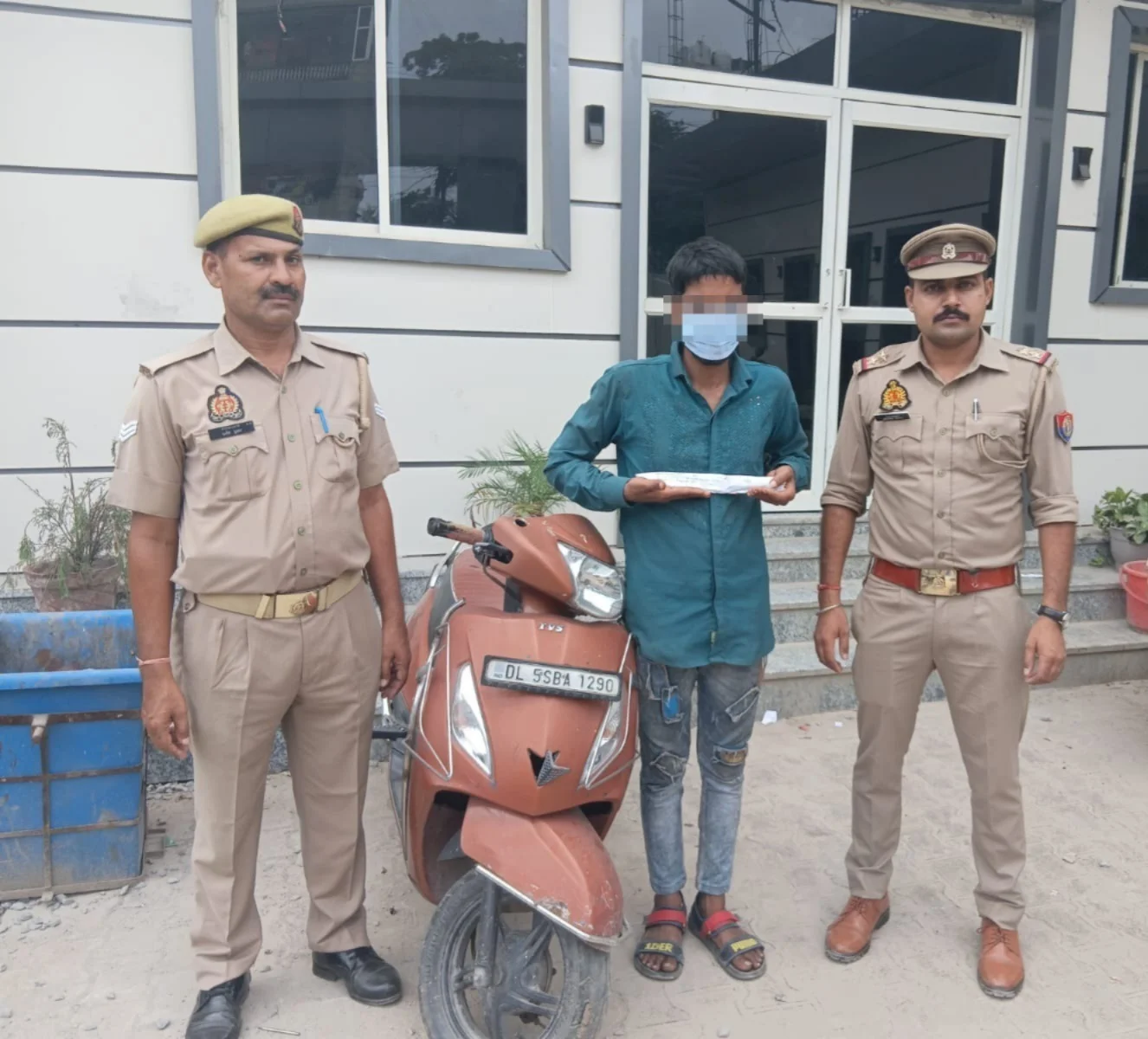 अवैध चाकू वह लोगों को डराने और वारदात को अंजाम देने के लिए अपने पास रखता था