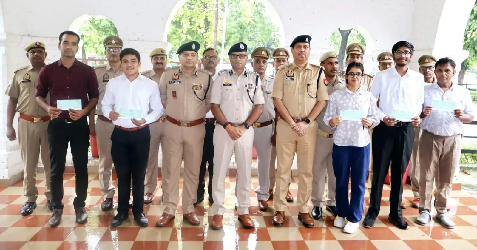 "पुलिस विभाग की मेधावी छात्रवृत्ति योजना" के अंतर्गत पुलिस आयुक्त अखिल कुमार ने अभिभावकों को सौंपे चेक