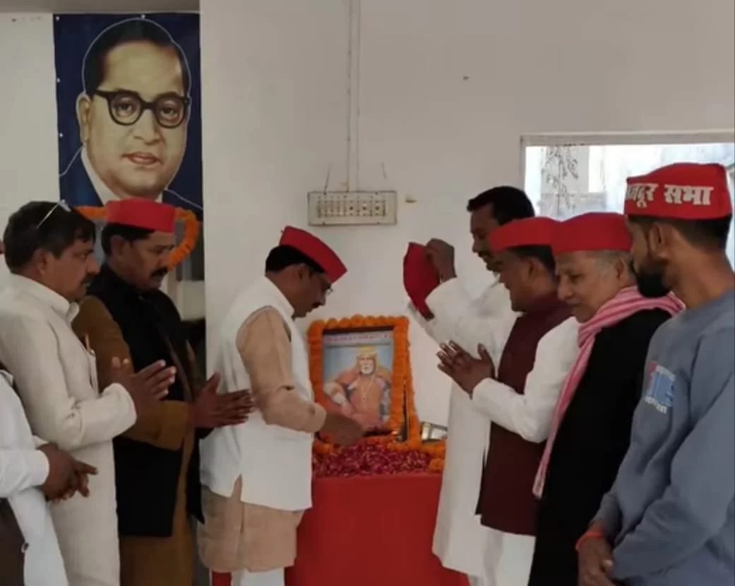 बेतियाहाता स्थित सपा पार्टी कार्यालय पर नेताओं व कार्यकर्ताओं ने पुष्पांजलि अर्पित कर किया स्मरण