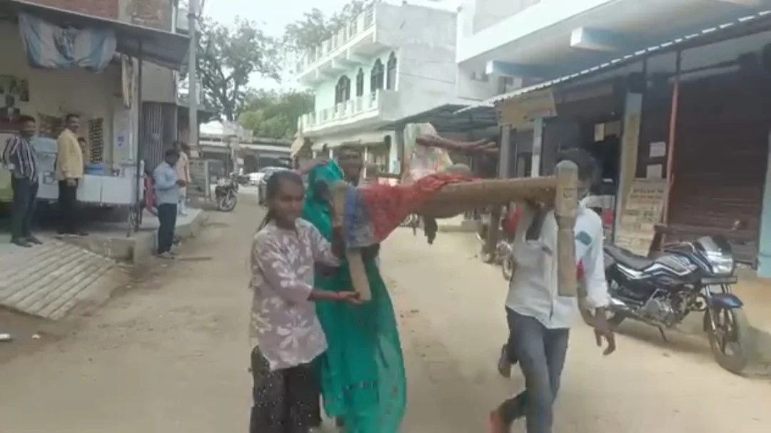 दबंग कहे जाने से नाराज़ परिजन 95 वर्षीय बुजुर्ग को चारपाई पर लादकर SDM कार्यालय पहुंचे, रात में तबियत बिगड़ने से मौत