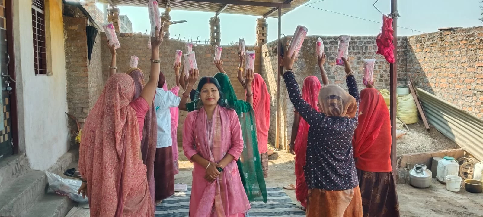 सेनेटरी पैड वितरित