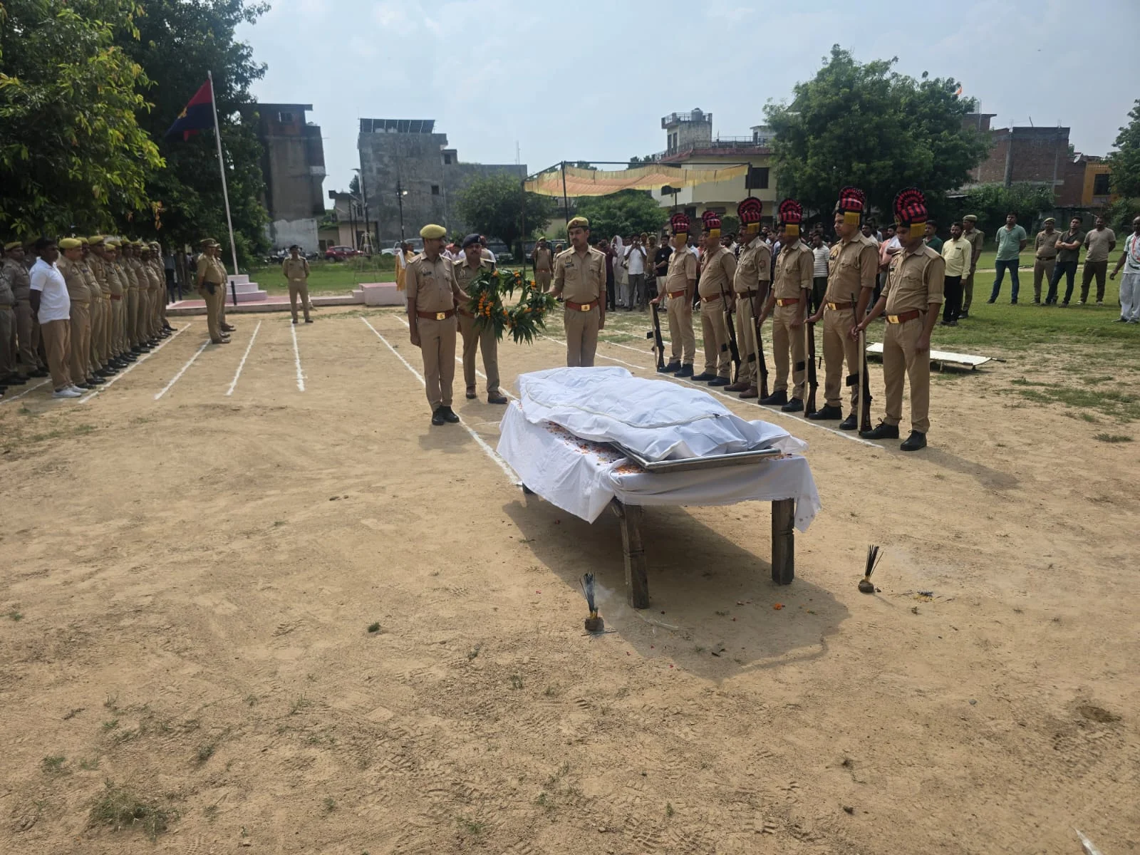 औरैया न्यूज : राजकीय सम्मान के साथ दिवंगत आरक्षी को दी गई श्रद्धांजलि