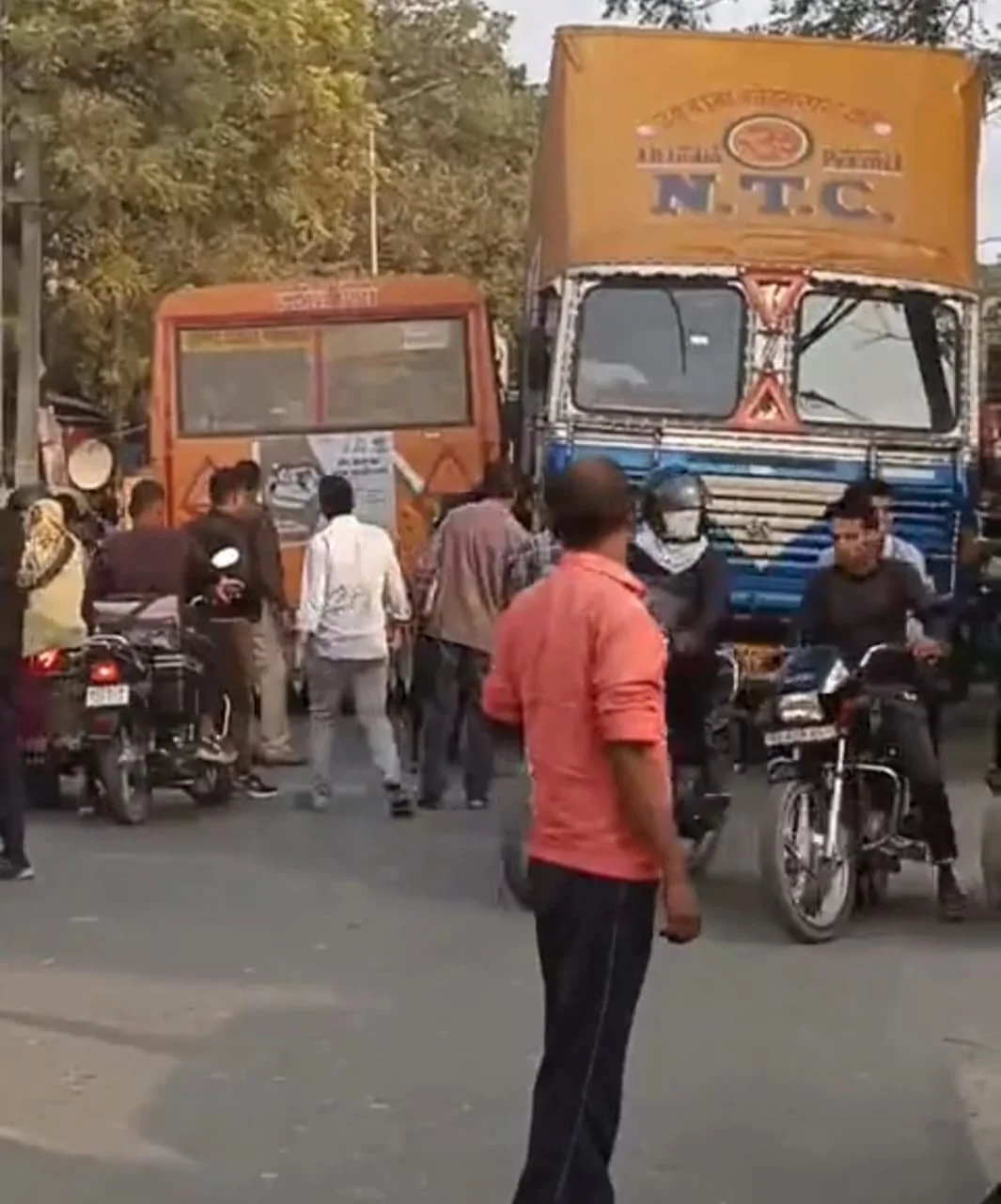 साइड न देने पर हादसा, पुलिस ने कराया समझौता