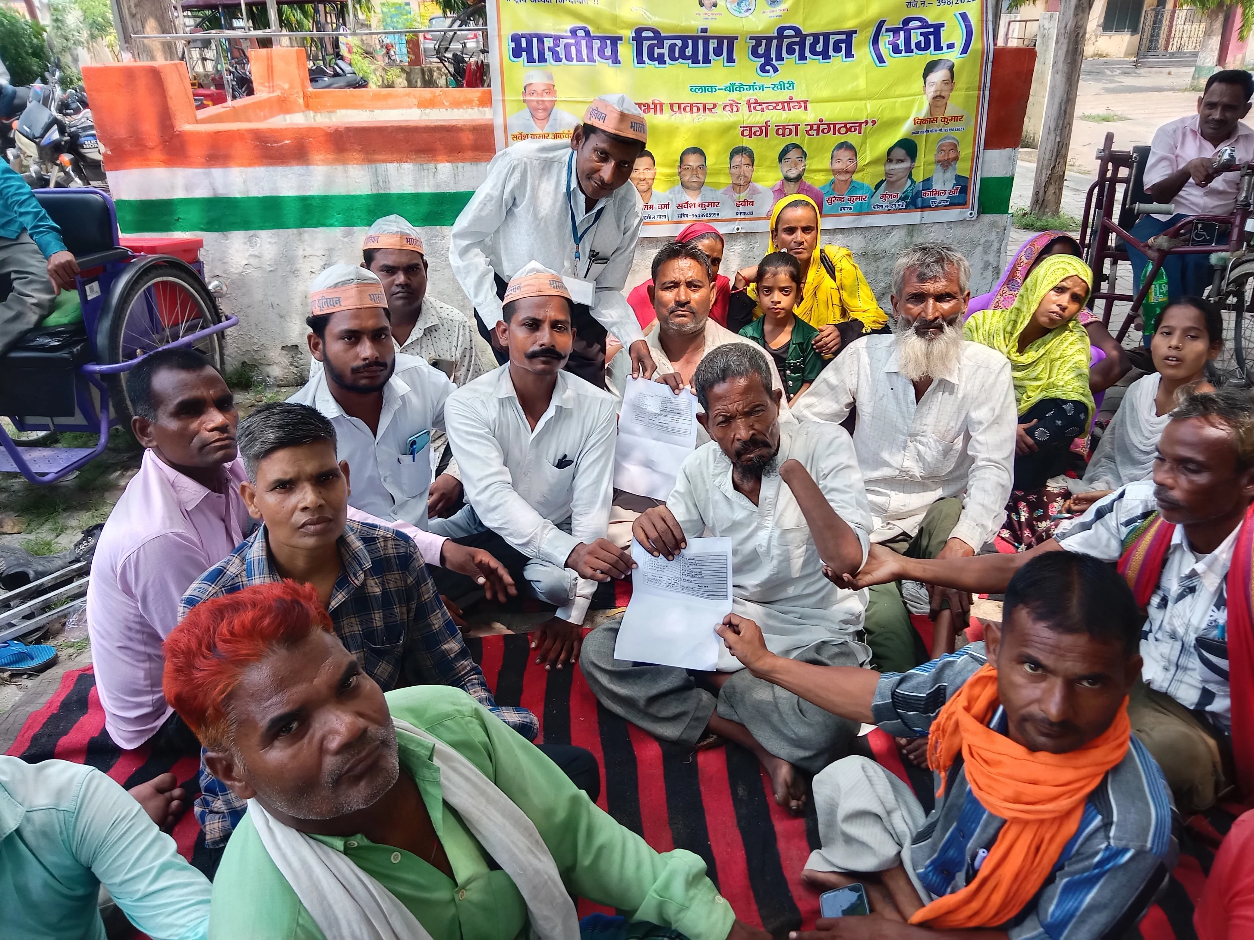 दिव्यांगजनों की ओर से ब्लॉक अधिकारियों को ज्ञापन सौंपा। ज्ञापन