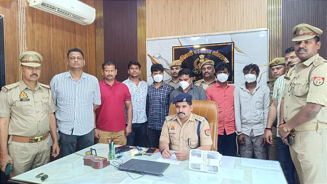 एसओजी व शोहरतगढ़ पुलिस की संयुक्त कार्रवाई तमंचा व दो बाइक बरामद
