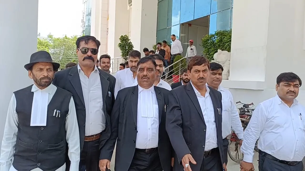 अधिवक्ता के मकान और शिवलिंग मंदिर तोड़ा गया