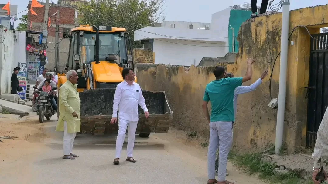 पुलिस लाइन रोड फाटक नंबर 2 से शिव मंदिर तक वार्डवासियों ने स्वेच्छा से हटाया अतिक्रम