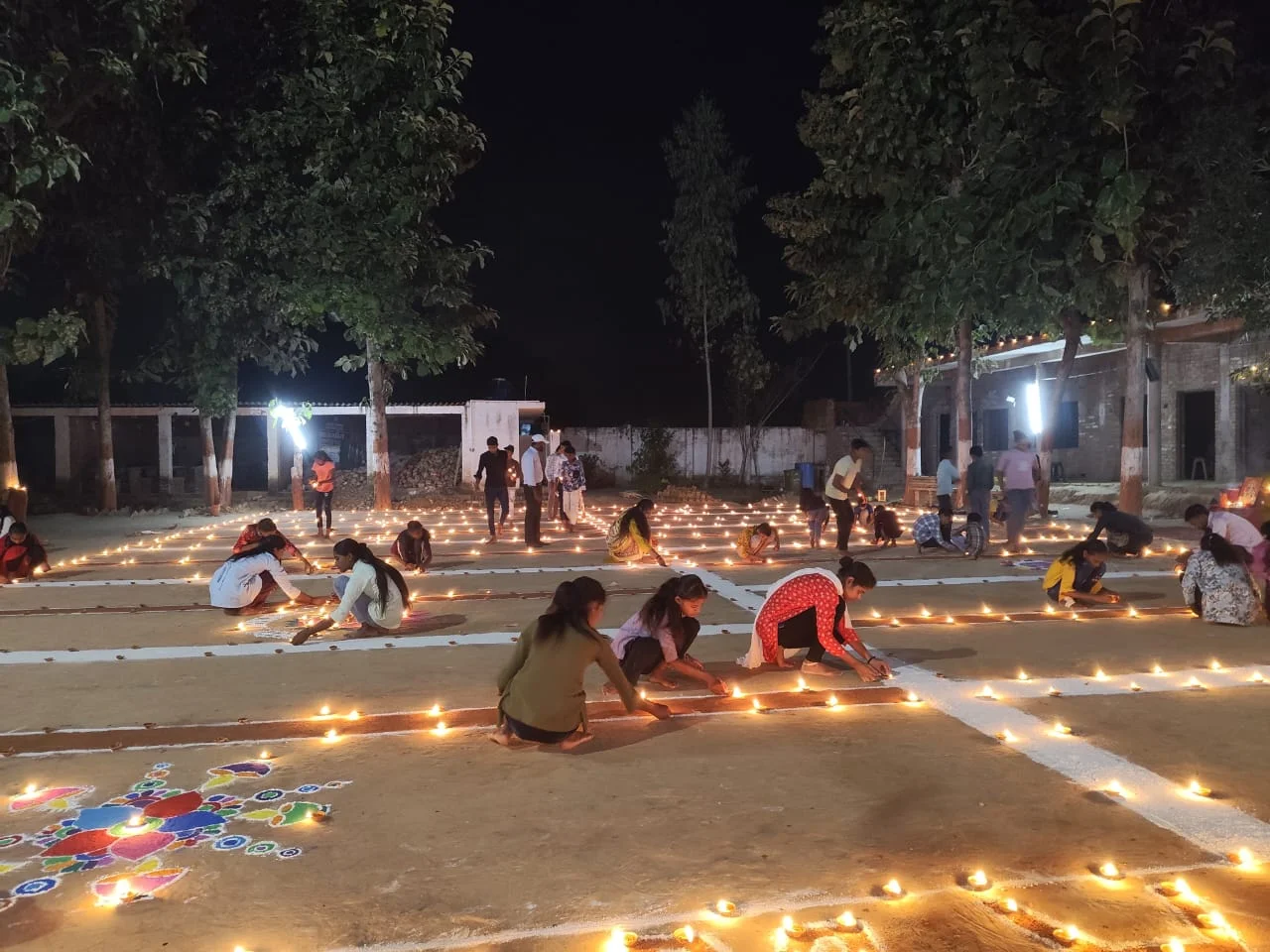 स्वदेशी और भाईचारे का संदेश देते हुए छात्रों ने मनाया शानदार दीपोत्सव