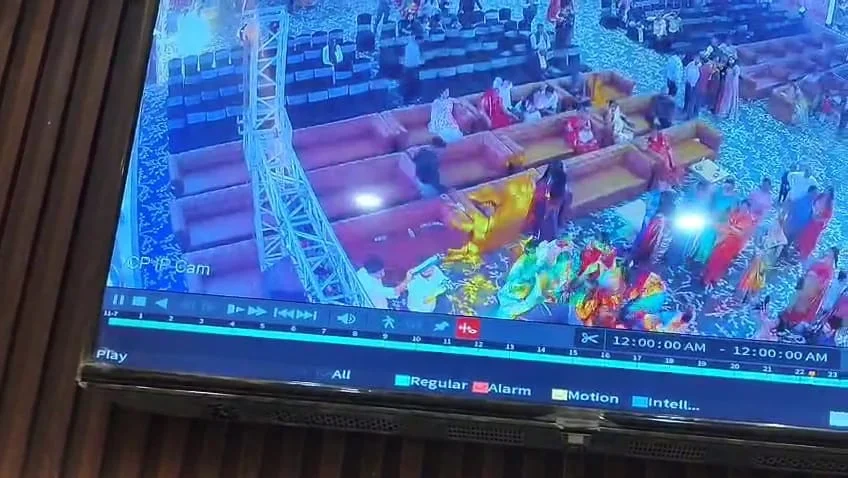 रिगलिया वेंकट हॉल में डांस के दौरान अनजान युवक ने बैग उड़ाया, पुलिस सर्विलांस की मदद से कर रही है तलाश
